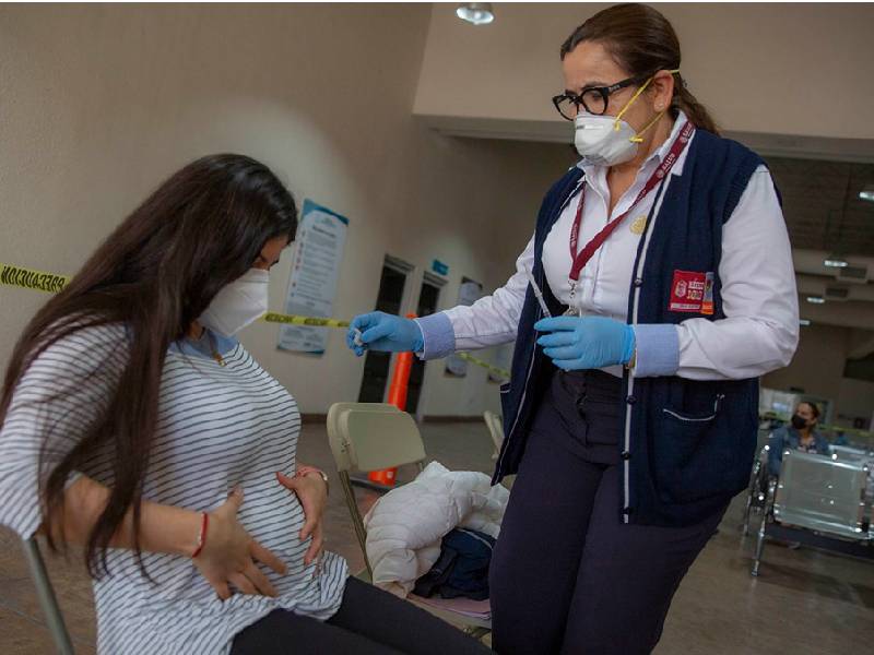 Inicia vacunación contra Covid-19 en embarazadas en CDMX