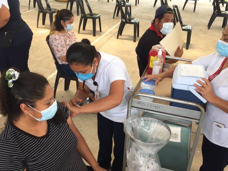 Inicia vacunación contra la Covid-19 de maestros en Tabasco