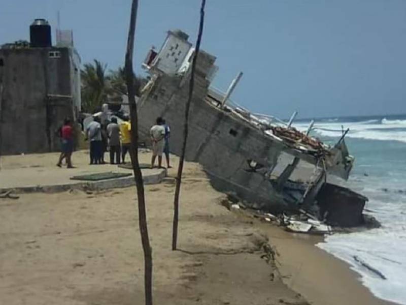 Restaurante en Guerrero se desploma por mar de fondo