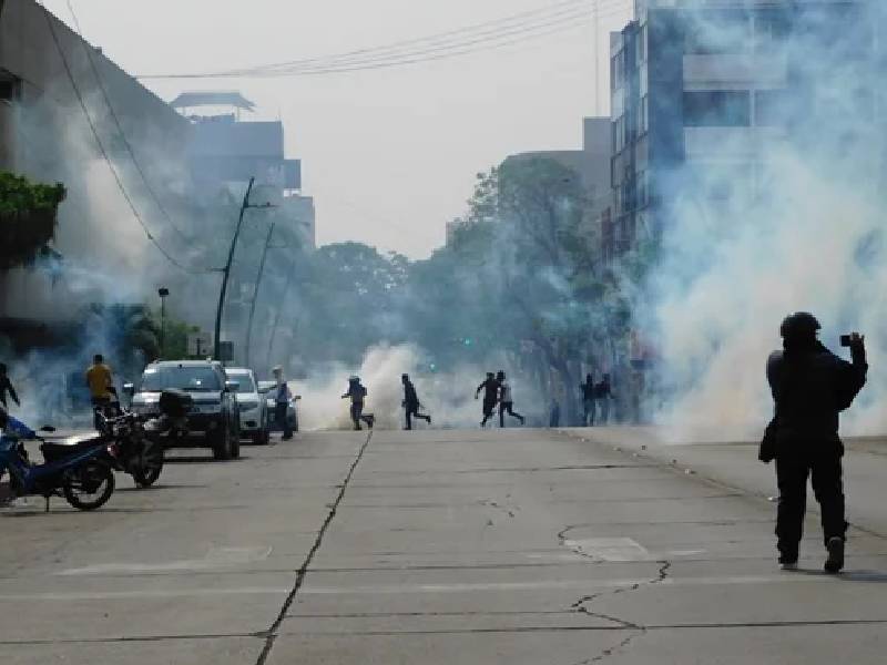 Normalistas de enfrentan a la policía en Chiapas; hay dos lesionados