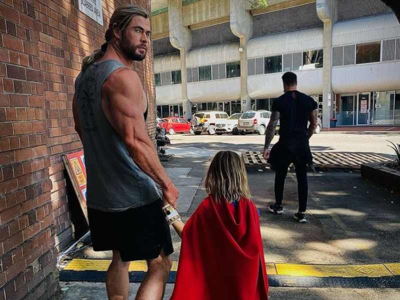 Hijo de Chris Hemsworth lo decepciona, quiere ser un superhéroe que no es Thor