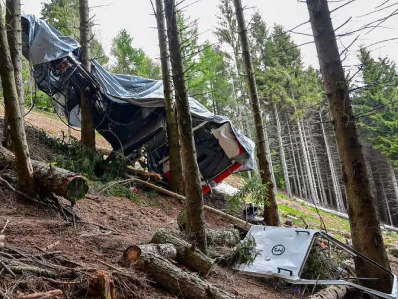 ¿Negligencia o error humano? Caen 3 por caso de teleférico en Italia