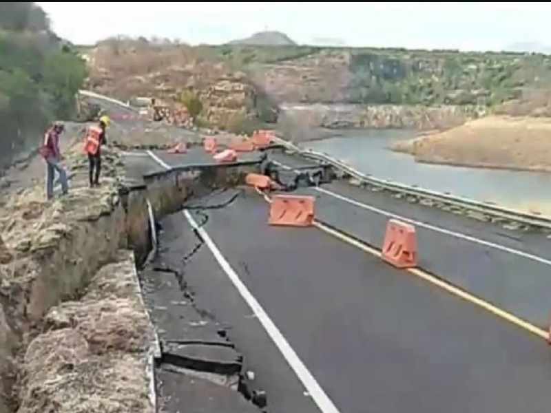 Video. Continúa desplazamiento de cinta asfáltica en autopista Siglo XXI