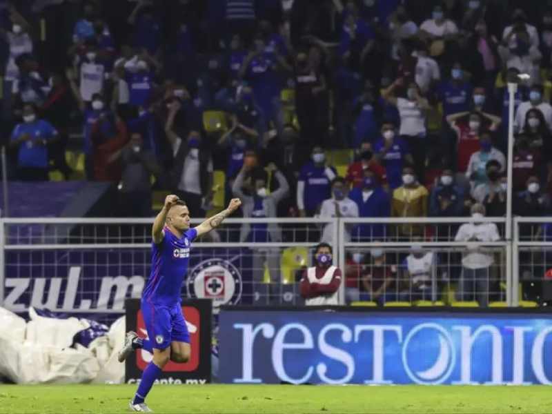 Estadio Azteca vuelve a tener vida al recibir público en sus gradas; gritan el triunfo cementero