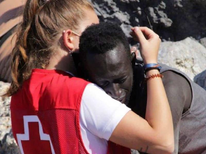 Por abrazar a un migrante africano, insultan a rescatista de Cruz Roja