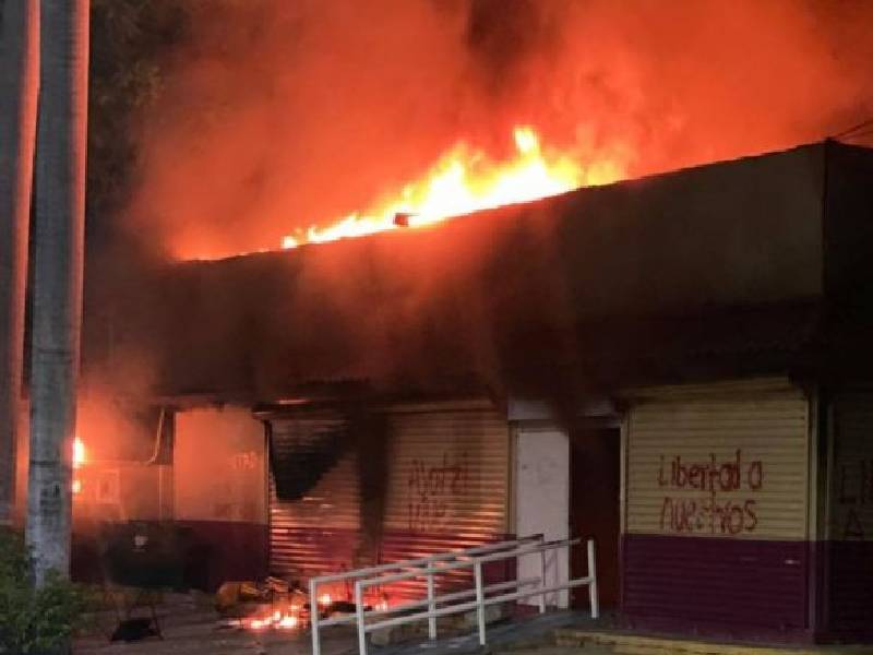 Presuntos normalistas queman oficinas del INE en Chiapas