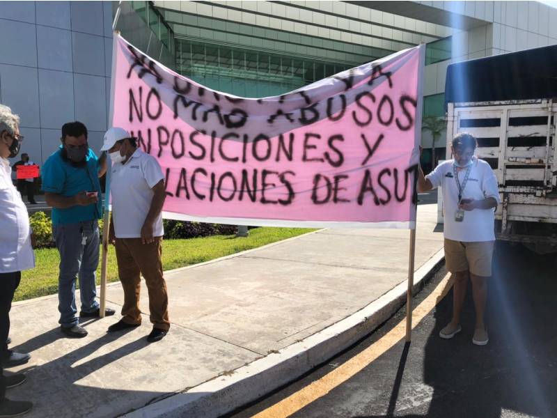Protestan transportistas en aeropuerto de Cancún