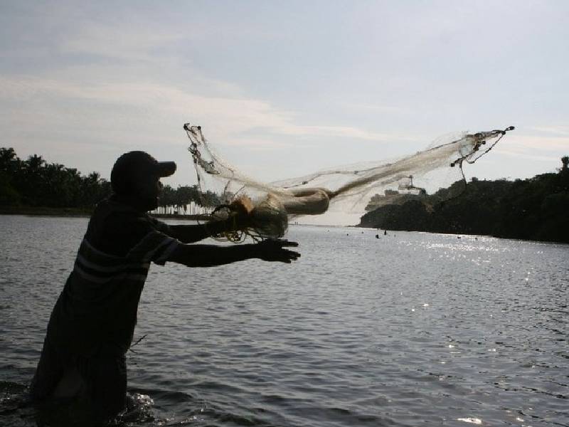 Rescatan a dos pescadores en la costa de Chiapas; llevaban 4 días desaparecidos