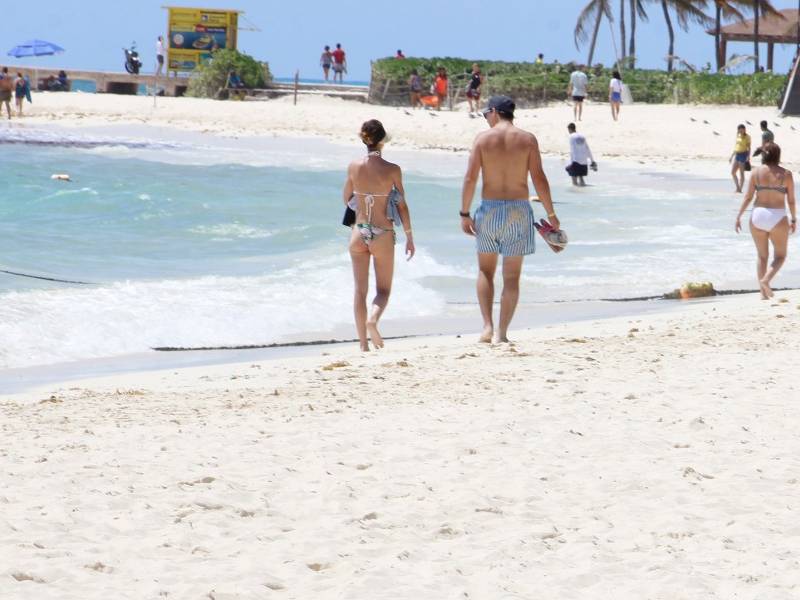 Sargazo en Playa del Carmen, espanta a turistas