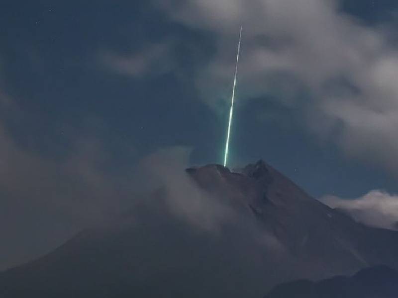 VIDEO VIRAL. Así fue como un meteoro cae sobre el volcán más activo de Indonesia