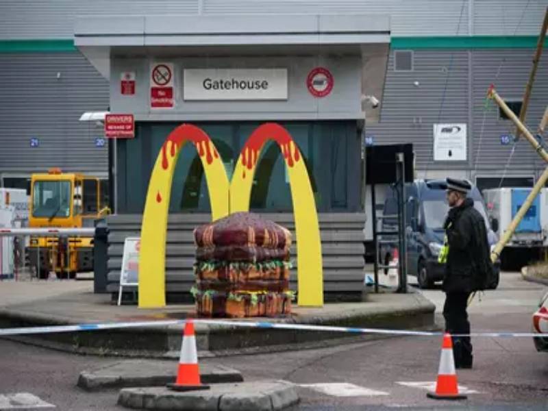 VIDEO. Activistas medioambientales bloquean almacenes de McDonald's en Reino Unido