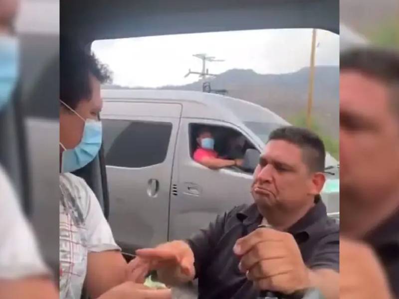 Video Así extorsionan a transportistas en Chiapas; 100 pesos no son suficientes