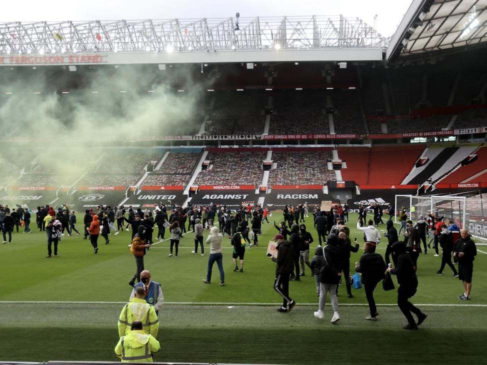 Aficionados del United invaden cancha como protesta contra la Superliga