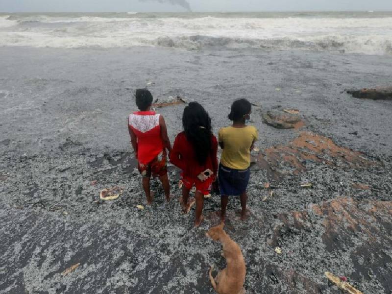 Fotos: Catástrofe ambiental en Sri Lanka; barco en llamas contamina playas