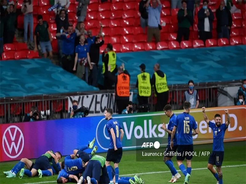 Patrocinadores despliegan colores LGBT durante partidos de la Eurocopa