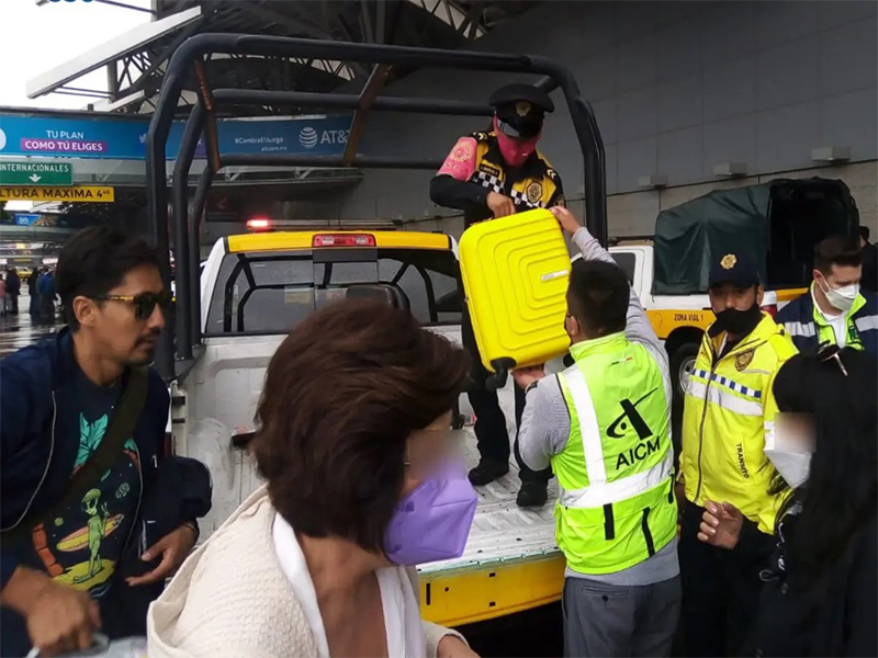Policías ayudan a personas a llegar al aeropuerto de CDMX por bloqueos