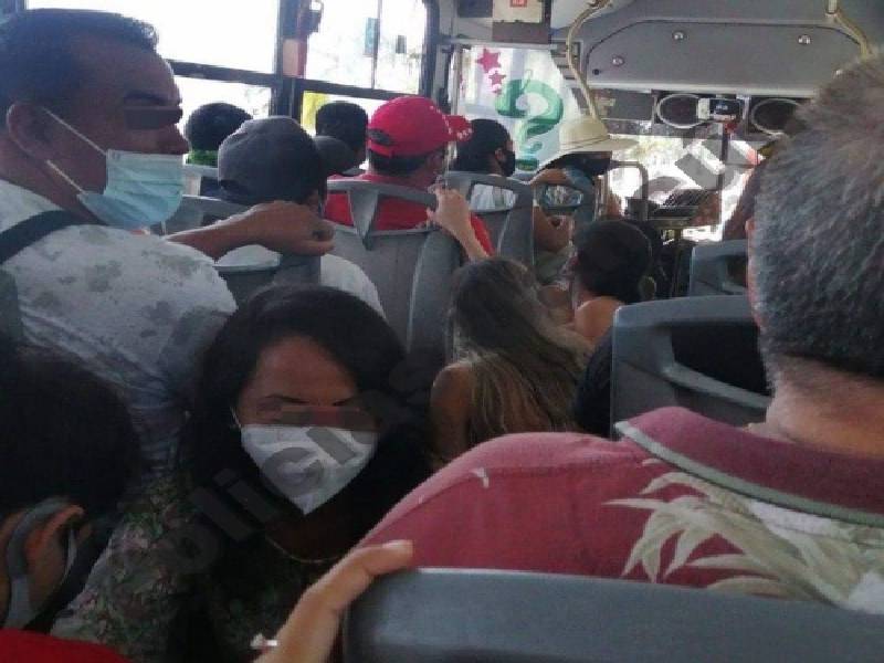 'Agachaditos' viajan cancunenses en trasporte público