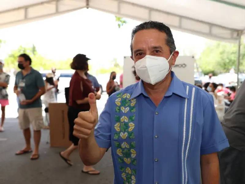 Carlos Joaquín, gobernador de Quintana Roo emite su voto