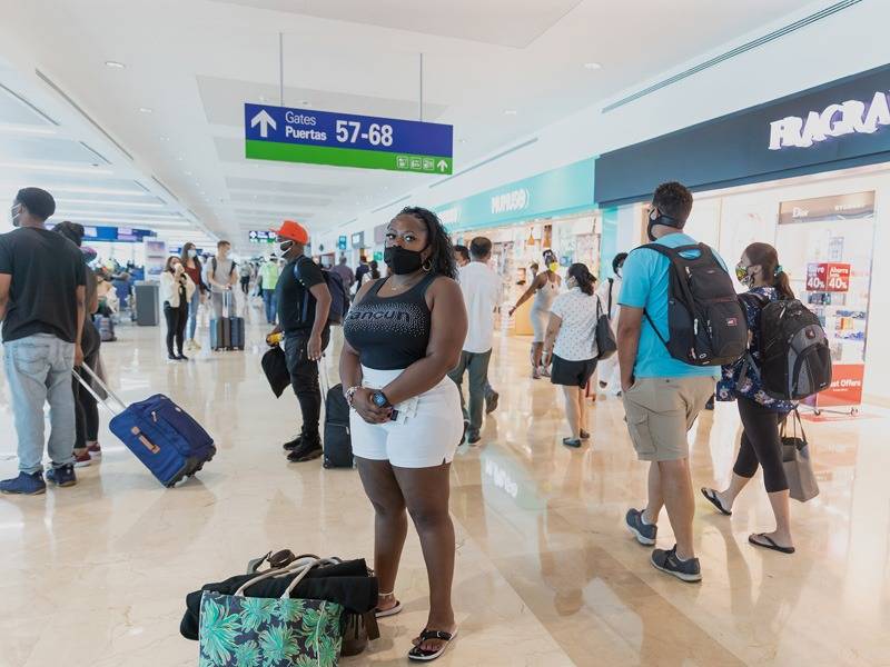 El aeropuerto de Cancún mantiene operaciones por arriba de las 400