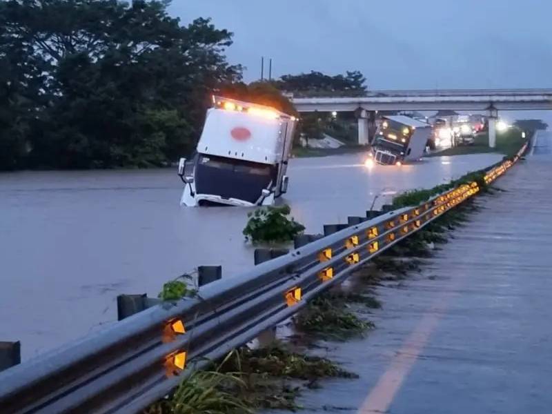 Intensas lluvias causan problemas; se desborda río La Unión en Veracruz