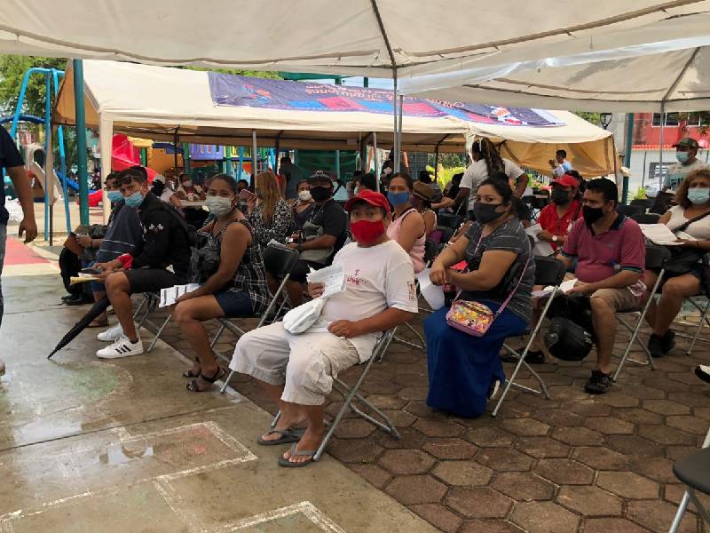 Lluvia no detiene la vacunación en Cancún