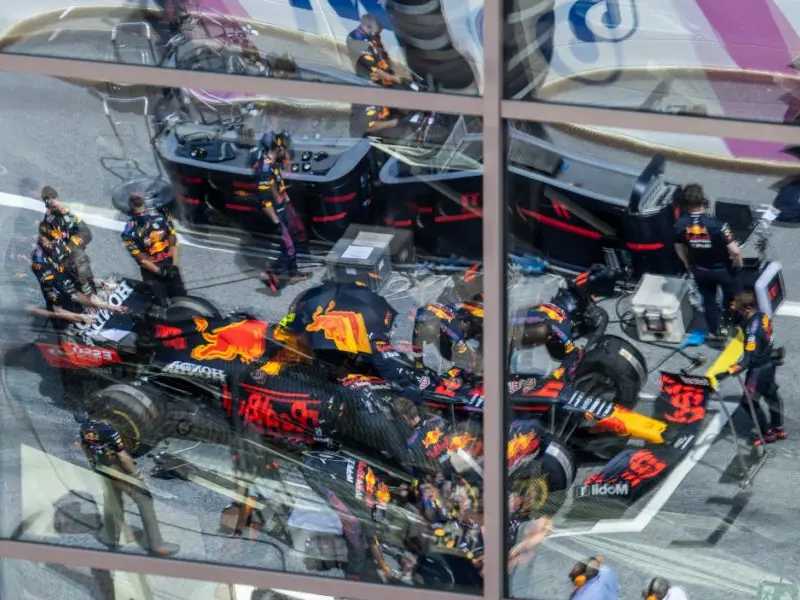 Red Bull ofrece disculpas a Checo tras demora en cambio de neumáticos