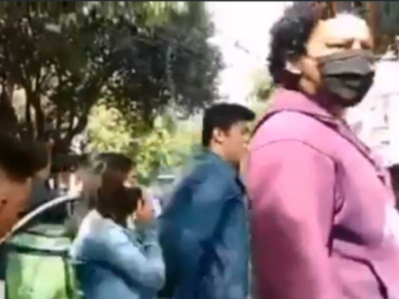 VIDEO: Mujer es víctima de asalto a mano armada en la Roma