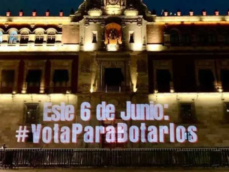 Proyectan en Palacio Nacional el mensaje "Vota para Botarlos"