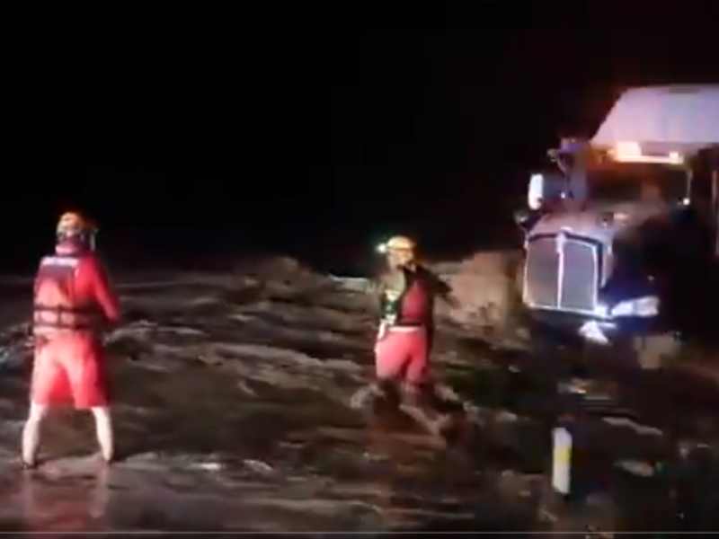 Tras paso del huracán ÔÇ£EnriqueÔÇØ rescatan a hombre atrapado en arroyo