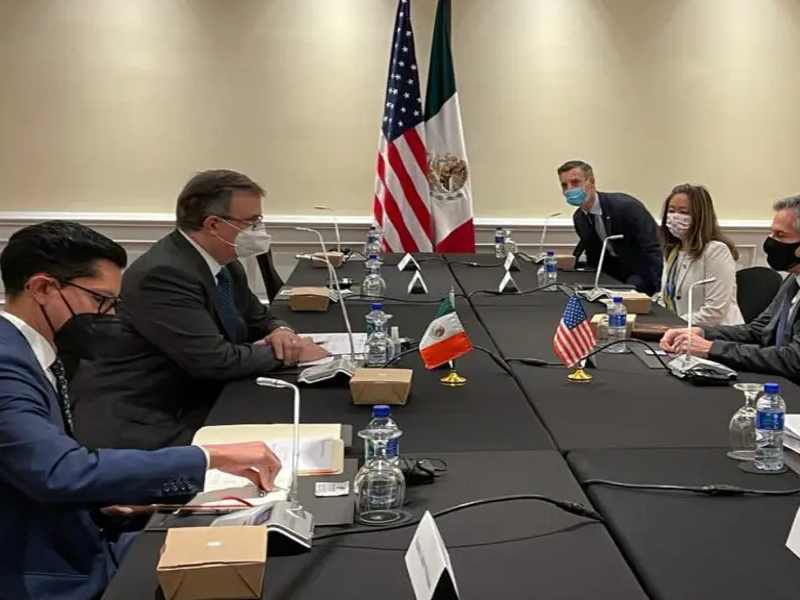 Ebrard discute temas migratorios y distribución de vacunas con EU