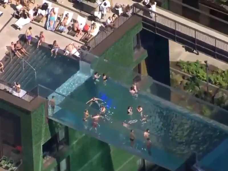 Sky Pool, la impresionante piscina que cuelga a 30 metros entre dos edificios
