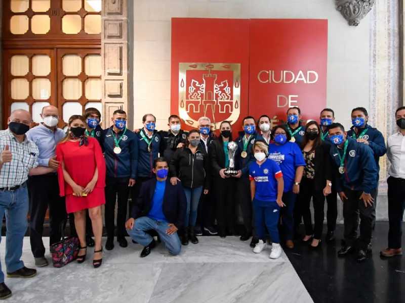 Claudia Sheinbaum recibe al Cruz Azul, se toma foto y los felicita por su campeonato