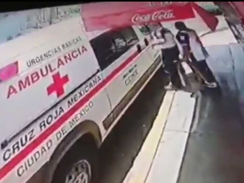 Paramédicos de la Cruz Roja se roban un banquito de una tienda