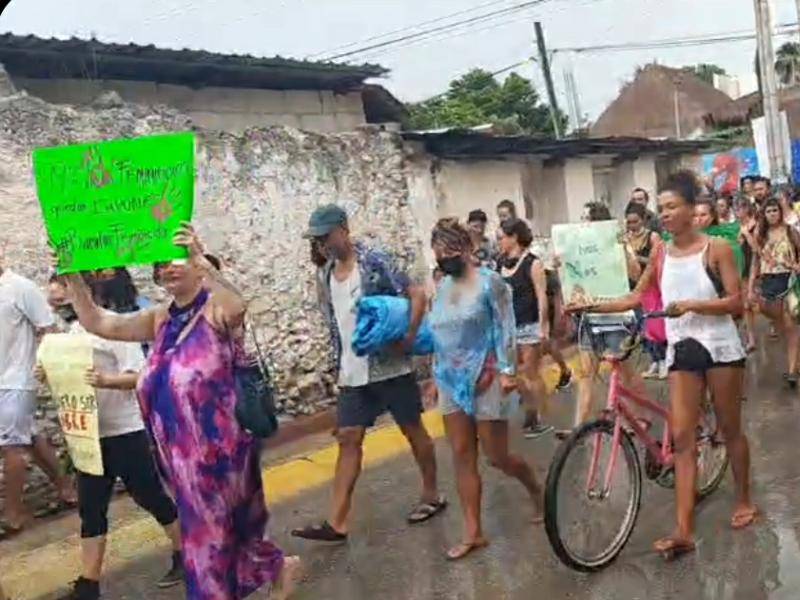 Ciudadanos y colectivos feministas protestan por feminicidio en Bacalar