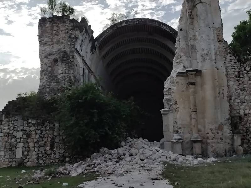 Por fuertes lluvias se desploma pared de histórica Iglesia ÔÇ£Niño JesúsÔÇØ en Tihosuco