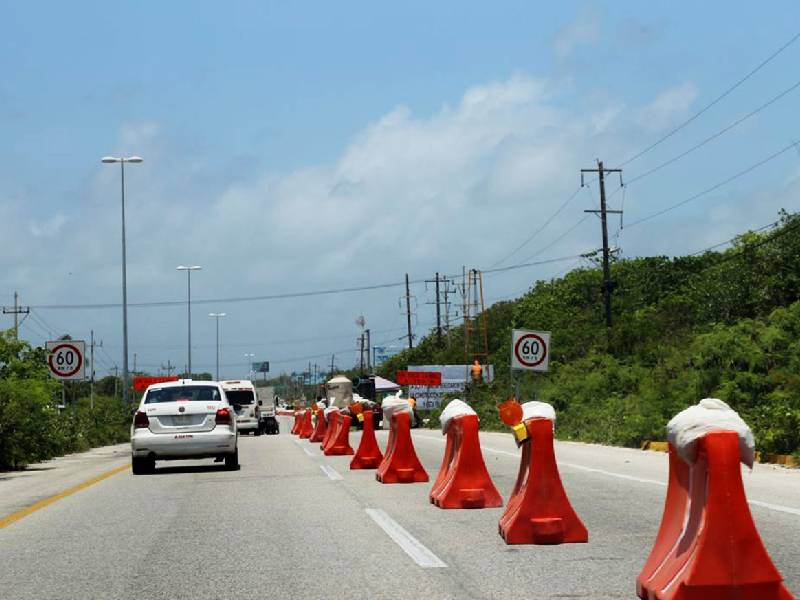 Reparación de carretera a la altura de Playa del Carmen va para largo