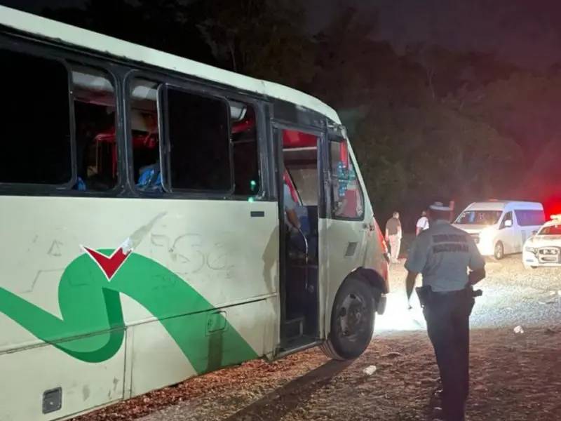Rescatan a 108 migrantes en Chiapas; viajaban hacinados en un autobús