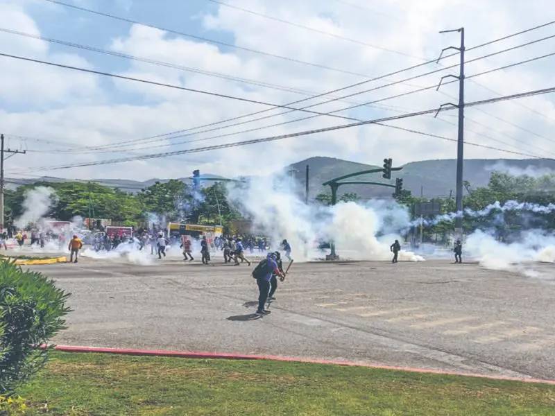 Se enfrentan normalistas de Mactumactzá y policías en Chiapas