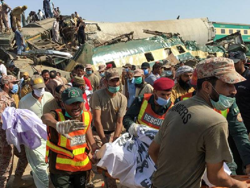 Sube a 63 cifra de fallecidos tras choque de trenes en Pakistán