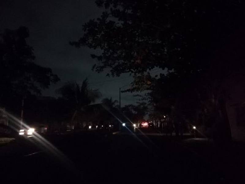 Usuarios reportan zona sur de Cancún se queda sin luz
