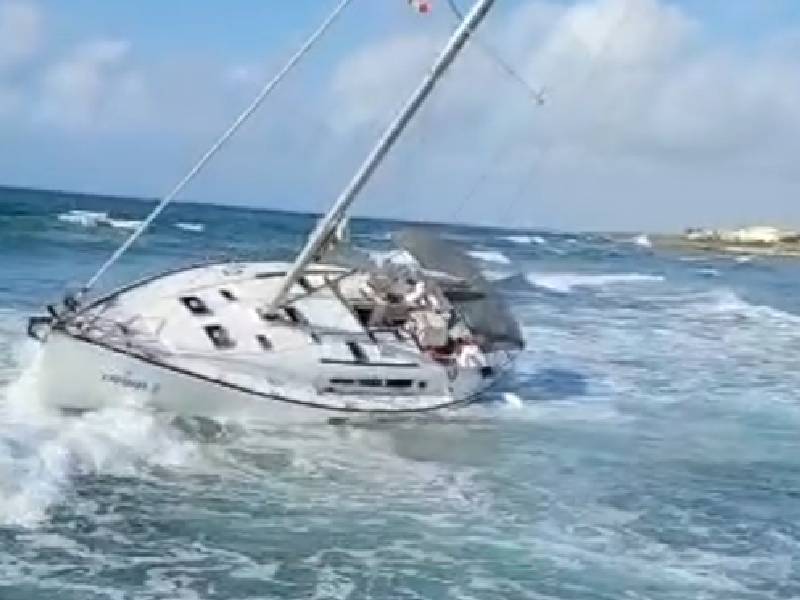 (VIDEO) Velero encalla en las costas de Puerto Aventuras, por fuertes vientos