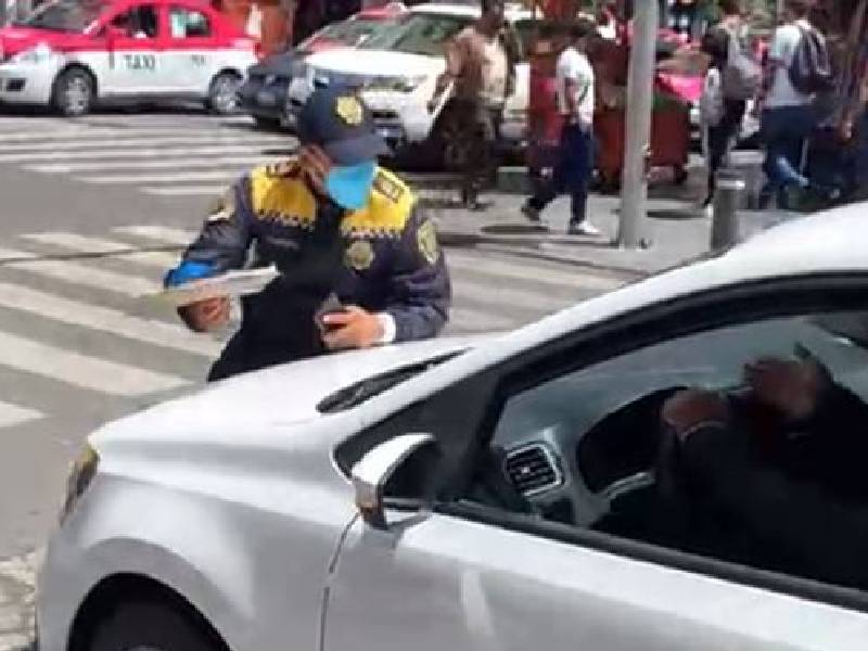 VIDEO. Conductor se lleva a agente de tránsito para evitar una multa