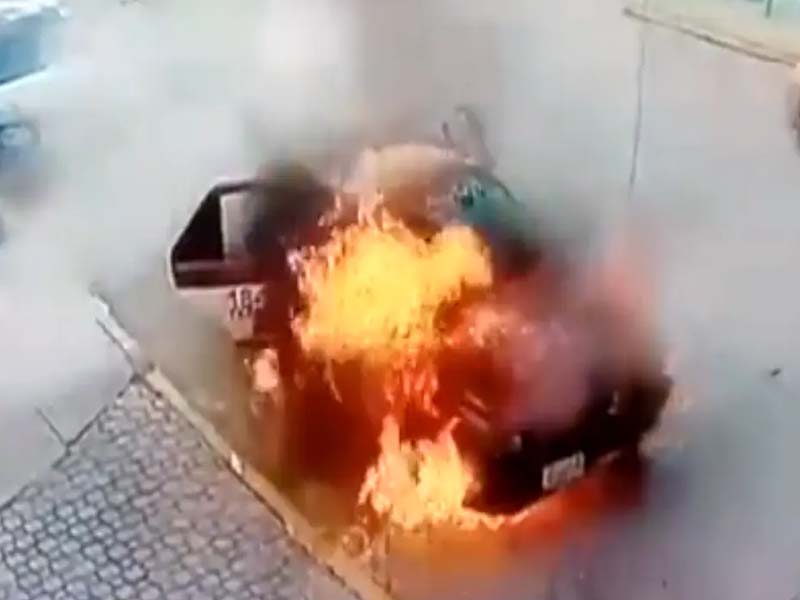 VIDEO. Se incendia taxi repleto de pasajeros en Oaxaca