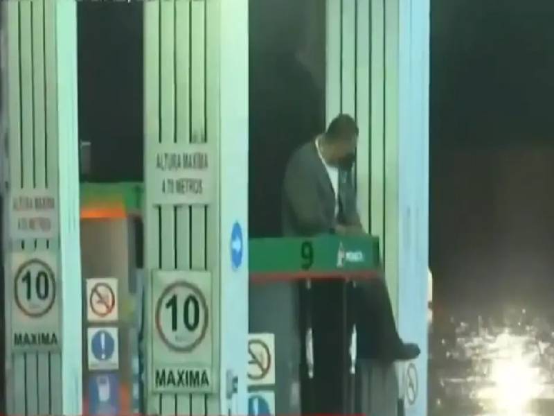 VIDEOS. EDOMEX se inunda por fuertes lluvias; empleado de gasolinera queda atrapado