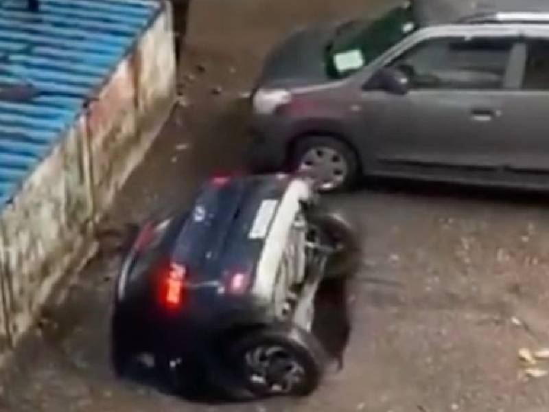 Video. Se abre socavón en la India y se traga un auto