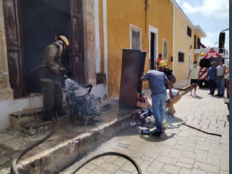 ¡Entre llamas! Rescatan a hombre en un Pueblo Mágico de Yucatán