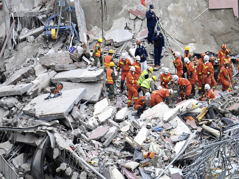 Al menos un muerto y 10 desaparecidos por derrumbe de hotel en China