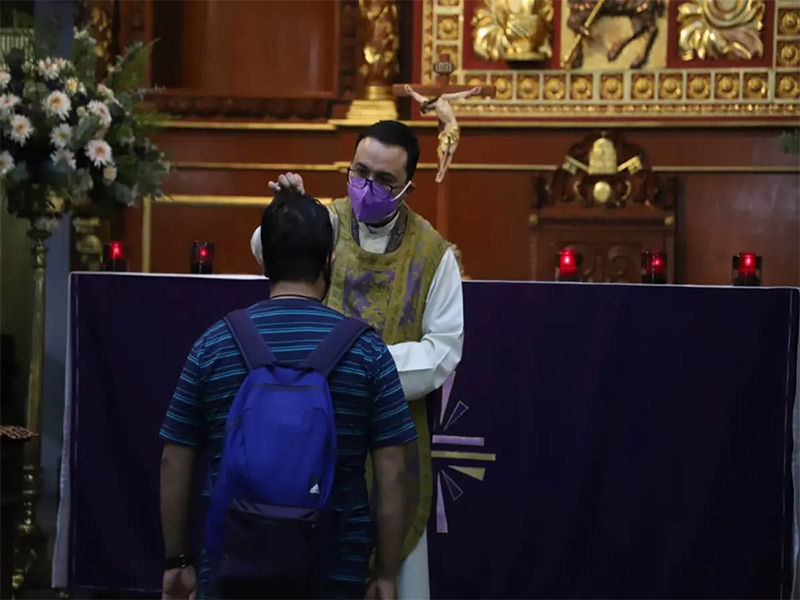 Se lleva el Covid a 32 sacerdotes en la Ciudad de México
