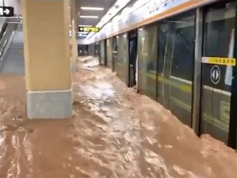 Se inundó el metro y no fue el de Ciudad de México (VIDEO)