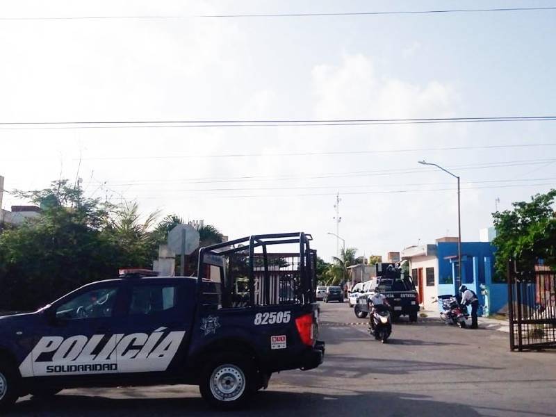 Catean casa en colonia de Playa del Carmen; aseguran armas y detienen a 8 sujetos